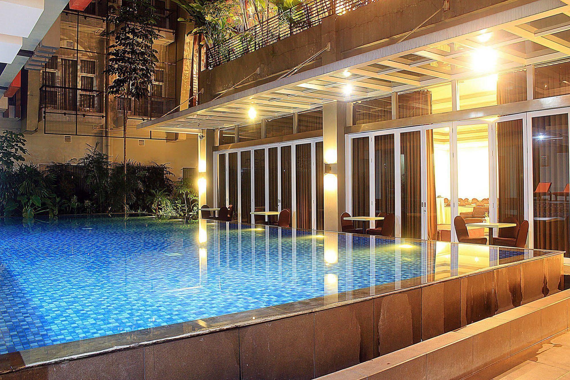 Zen Premium Setrawangi Raya Hotel Bandung Exterior photo