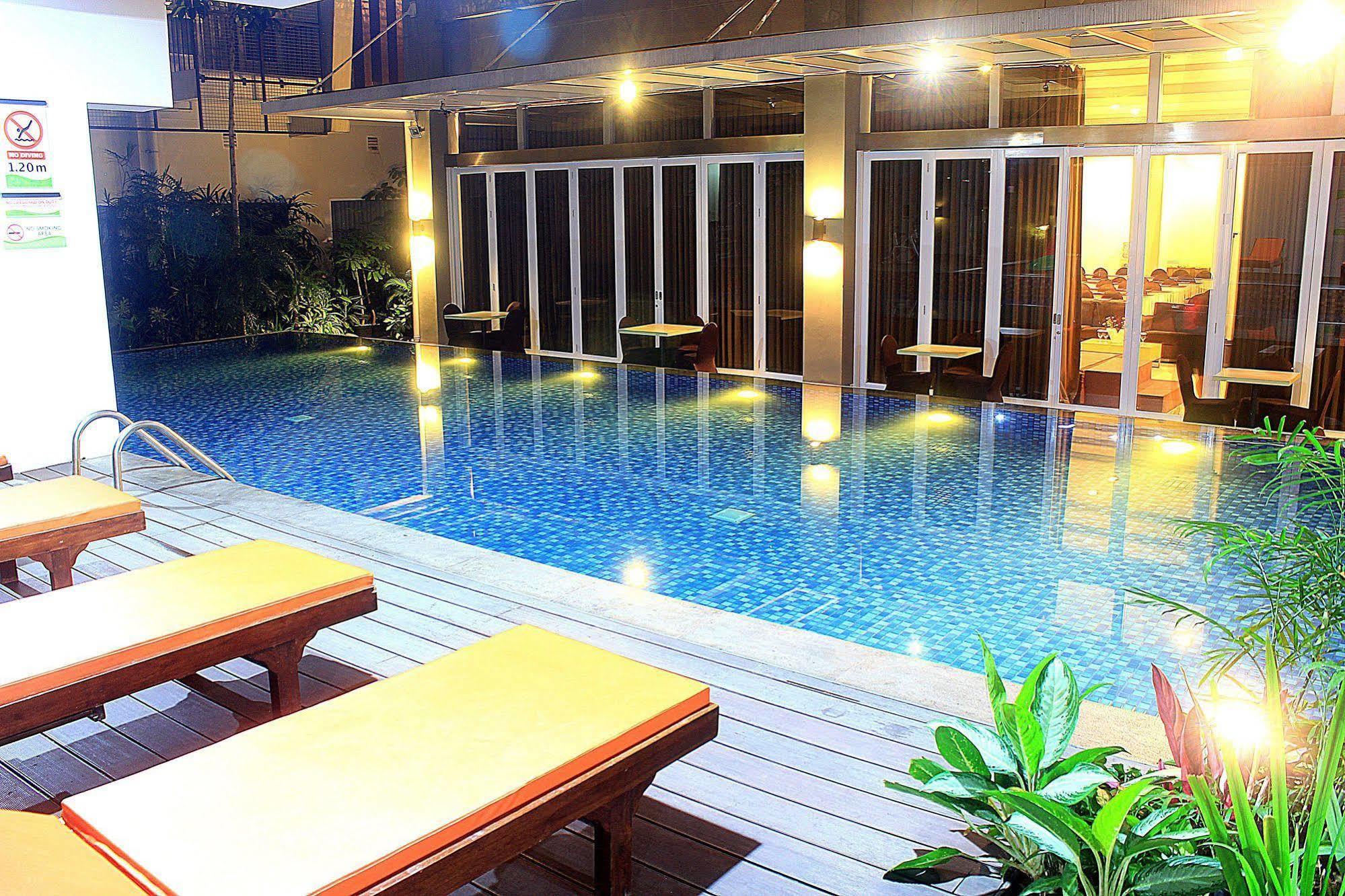 Zen Premium Setrawangi Raya Hotel Bandung Exterior photo